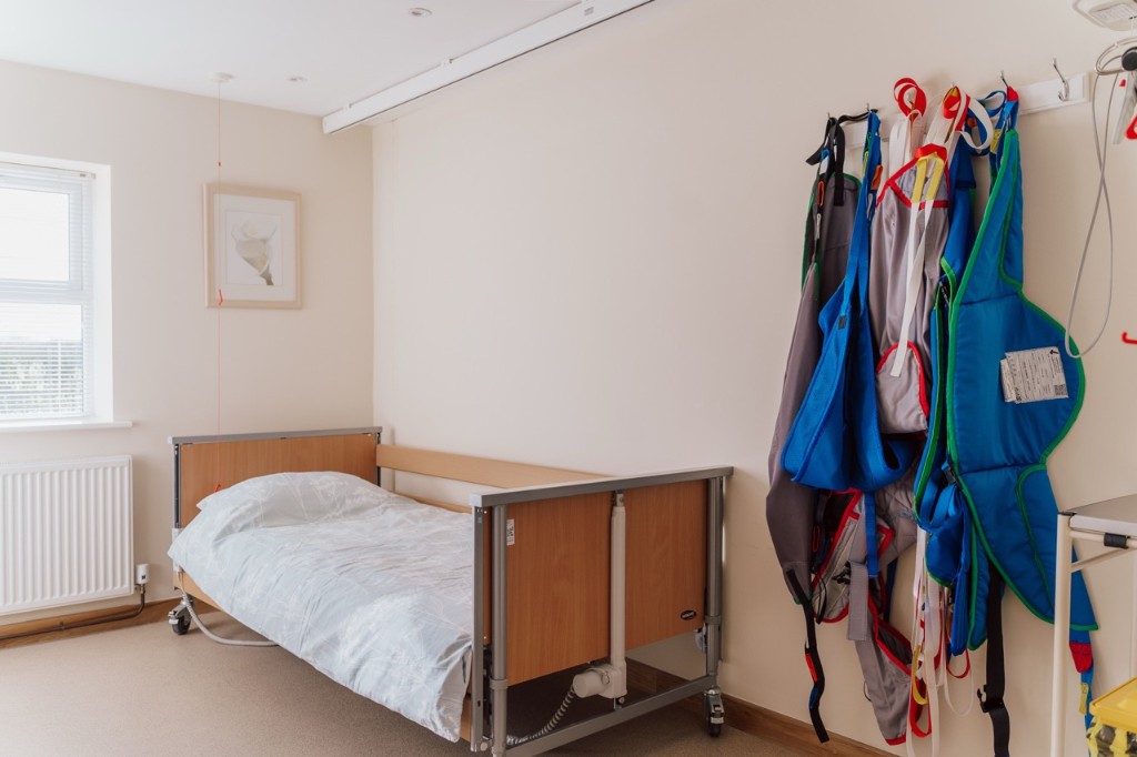 Medical room with profiling bed